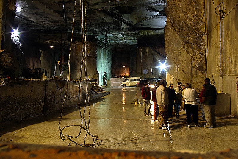 Carrara, cava in galleria...